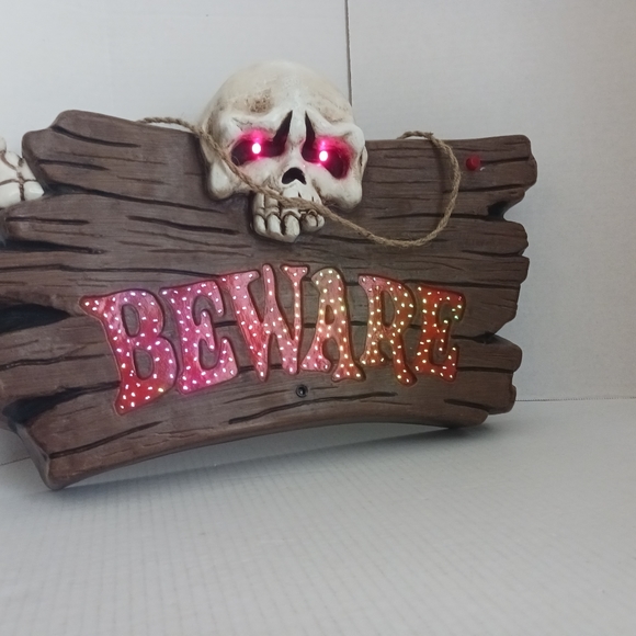 Gemmy Halloween Fiber Optic BEWARE Sign Lights & Sounds Skull Working 2004 - Picture 8 of 10